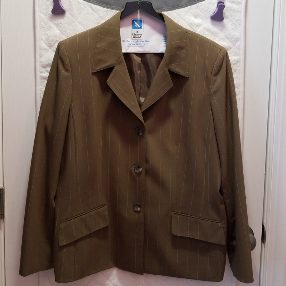 Le Suit pant suit. Size 16